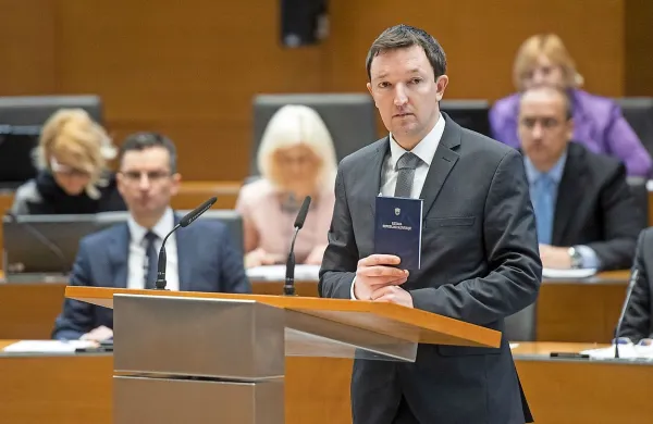 Tomaž Lisec (SDS) je v imenu predlagateljev za govornico utemeljeval, da bi mora Marjan Šarec izvršiti ustavno odločbo o 
financiranju zasebnih šol. 