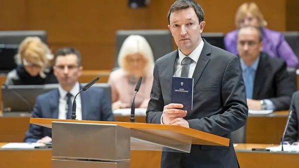 Tomaž Lisec (SDS) je v imenu predlagateljev za govornico utemeljeval, da bi mora Marjan Šarec izvršiti ustavno odločbo o 
financiranju zasebnih šol. 