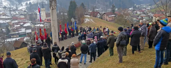Na čistini, na hribu Brce, so Nemci 27. januarja leta 1944, neovirani 
pobili največ - 147 - bežečih partijskih tečajnikov.