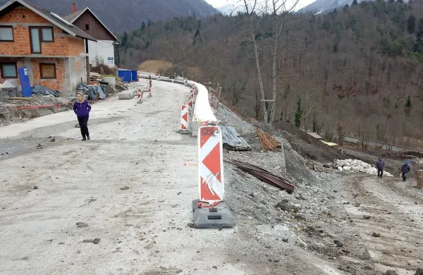 Del ceste so utrdili, istočasno urejajo odvodnjavanje površinskih 
voda. 