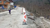 Del ceste so utrdili, istočasno urejajo odvodnjavanje površinskih 
voda. 