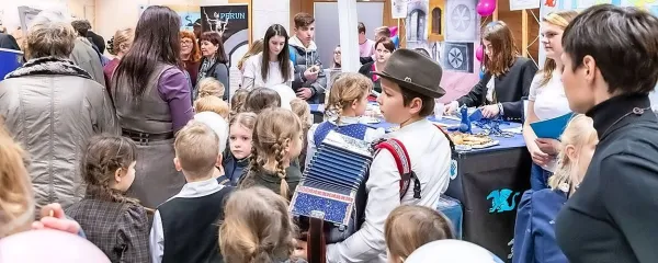 Za predstavitev spominkov na tržnici festivala Več znanja za več 
turizma so imeli mladi veliko zamisli.