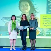 Ireni Fonda (v sredini) sta priznanje Jakob za Nepozabni dan v ribogojnici Fonda podelili državna sekretarka Eva Štravs Podloga (levo) in Maja Pak, direktorica 
Slovenske turistične organizacije.