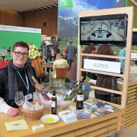 Koprsko občino je na sejmu Alpe Adria en dan predstavljala Mojca 
Bordon z vini iz njihove kleti ob reki Rižani. 
