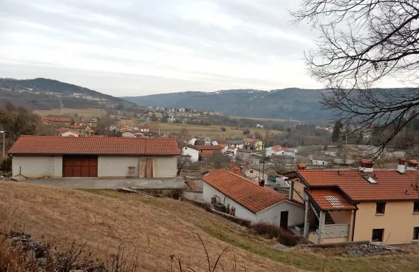 Vas Famlje se je iz složne in strpne vasi spremenila v policijsko.