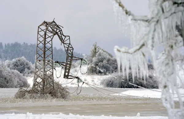 Poleg skoraj idiličnih podob zamrznjene pokrajine je žled prinesel 
tudi ogromno škodo, lomil je drevje, daljnovode, ustavil vlake, 
zaprl ceste in ljudi za več dni ujel v mrzla in temna stanovanja. 