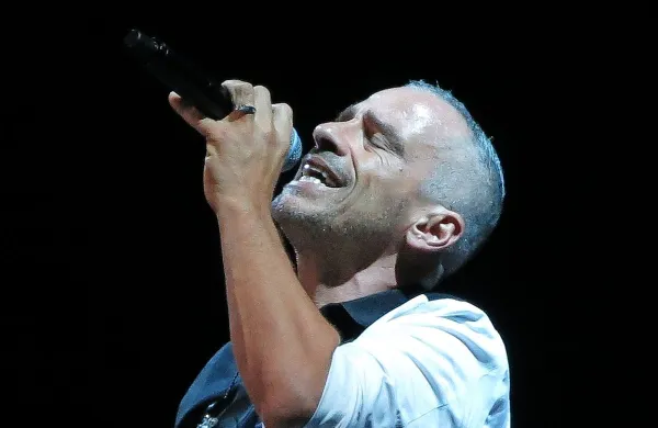 Eros Ramazzotti se bo na  odru spominjal tudi svojega prvega nastopa na Sanremu:  pred 35 leti je  zapel Terra promessa.