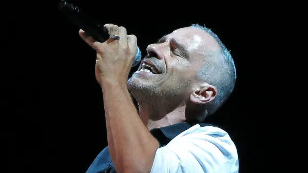 Eros Ramazzotti se bo na  odru spominjal tudi svojega prvega nastopa na Sanremu:  pred 35 leti je  zapel Terra promessa.