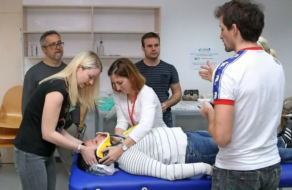 Zdravstvene ekipe iz izolske in puljske bolnišnice na tečaju v sklopu projekta krepitve urgentne medicinske službe na čezmejnem 
območju  Emergency EuroRegion  
