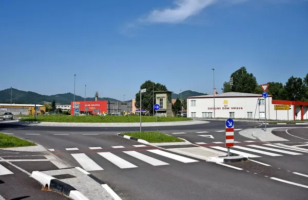 V krožišču še ne bo kamnitih dečkov