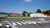 V krožišču še ne bo kamnitih dečkov