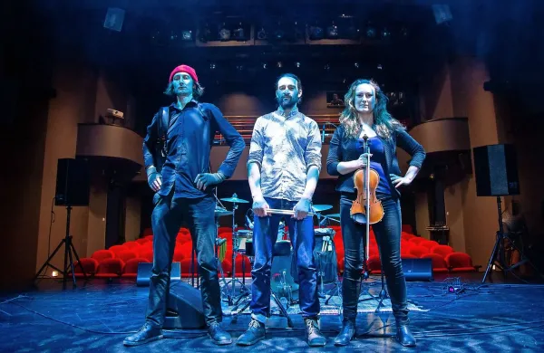 Po istrskih vasicah se bo oglašal tudi  trio Katastrofa, v katerem igrajo (z leve) Matija Solce,  Stefan Hedborg  in Sofia Högstadius. 