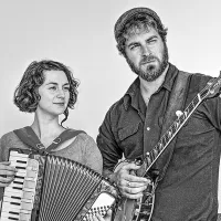 Dvojec Tante Friedel sestavljata Magdalena Kriss in Dan Wall.   