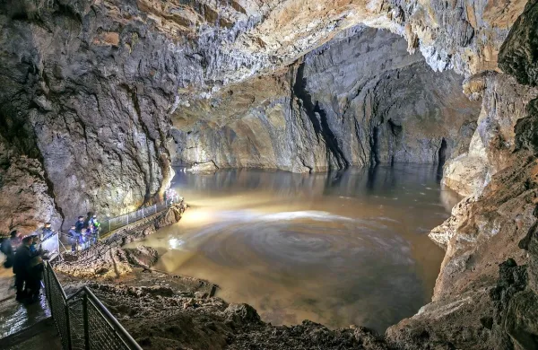Šumeča jama je bila v nedeljo ob 11. uri tako polna vode, da se je 
v njej naredilo  veliko, 300 metrov dolgo  jezero. Levo, 15 metrov 
pod gladino, je Cerkvenikov most, voda je na tem delu jam narasla 
na več kot 60 metrov. 

