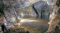 Šumeča jama je bila v nedeljo ob 11. uri tako polna vode, da se je 
v njej naredilo  veliko, 300 metrov dolgo  jezero. Levo, 15 metrov 
pod gladino, je Cerkvenikov most, voda je na tem delu jam narasla 
na več kot 60 metrov. 

