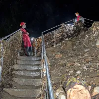  Stopnice, polne mulja, ograje polne rastlinja in nanosi debel v smeri proti Dvorani ponvic.
