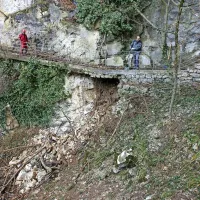 Spodkopan podporni zid poti, ki pelje iz Šmidlove dvorane.