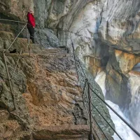 Stopnišče v slapišču, pod naravnim mostom med Veliko in Malo 
dolino, je popolnoma odplavilo.

 