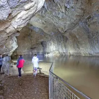 Pogled v smer Cerkvenikovega mostu, ki je bil v nedeljo 15 metrov 
pod vodo. 