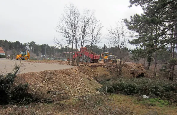 Zemljišče ob Rodiški cesti na Kozini je dala občina očistiti, nasuti 
in poravnati za potrebe parkirišča, a nekateri krajani menijo, da je 
nasutje previsoko in bi zanj potrebovali gradbeno dovoljenje.   