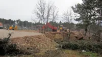 Zemljišče ob Rodiški cesti na Kozini je dala občina očistiti, nasuti 
in poravnati za potrebe parkirišča, a nekateri krajani menijo, da je 
nasutje previsoko in bi zanj potrebovali gradbeno dovoljenje.   
