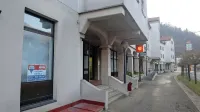 Medtem ko Pošta Slovenije zaprto poslovalnico v Spodnji Idriji že 
tretje leto prodaja, sta v soseščini odprli vrata dve zavarovalnici, 
ena pa se je razširila v bivše bančne prostore.  