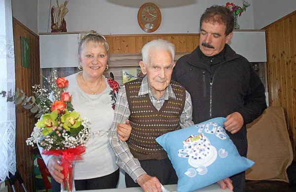 Rafael Merkelj v družbi sina Marjana in snahe Marjetke.