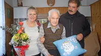 Rafael Merkelj v družbi sina Marjana in snahe Marjetke.