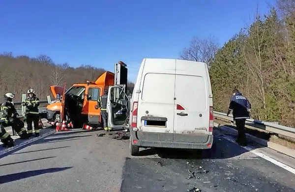 Hitra cesta med Vogrskim in Bazaro je bila zaradi nesreče več ur 
zaprta.