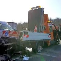 Mladi Čeh je trčil v Darsovo vozilo,  zaposlena iz vipavske 
vzdrževalne baze sta se v nesreči lažje poškodovala. 