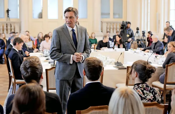 Borut Pahor je posvet sklical, da bi se o javnem in zasebnem 
šolstvu pogovorili širše in ne le z vidika uveljavitve ustavne 
odločbe.