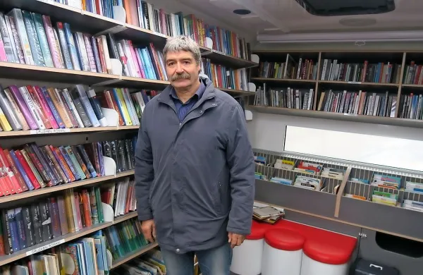 Maksimiljan Valič je do lanske upokojitve skoraj 40 let s štirimi 
bibliobusi, s katerimi je varno prevozil več kot 360.000 kilometrov, 
širil in dvigoval bralni utrip na Postojnskem in Pivškem.