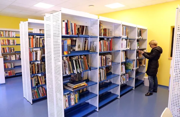 Prostore nove, lično urejene knjižnice v Šempetru bodo odprli 
danes ob 17. uri. 