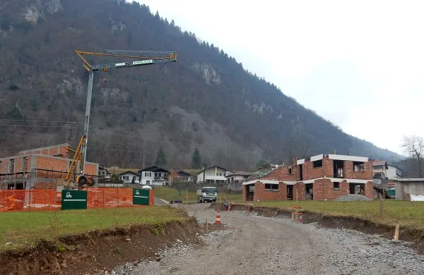 Dve hiši sta zgrajeni, dve pa  zidajo v tem času.