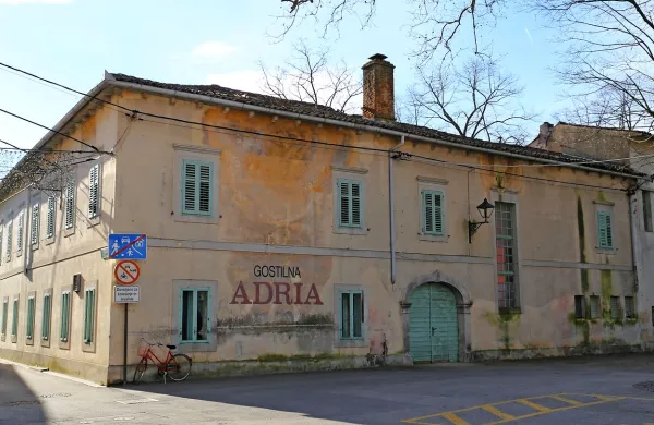 Nekdaj priljubljeno gostišče Adria je kupil domačin, ki  namerava 
stavbo prenoviti za turistične namene. 