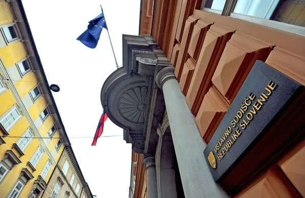 Ustavni sodniki so okrožnemu sodišču naložili ponovno odločanje 
o vračilu 116.000 evrov. 