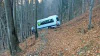 Voznik je z minibusom, s katerim  je otroke peljal v šolo,  s cestišča 
zapeljal levo v globel. Vozilo je  po 30 metrih  obstalo med 
drevesi.