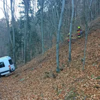 Idrijski prostovoljni gasilci so  kraj nesreče zavarovali, pomagali 
policiji pri urejanju prometa, sanirali cestišče in pomagali   izvleči 
vozilo iz globeli na cesto.