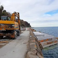 Na delu zaprte obalne ceste so za lažji dostop v morje položili 
bloke kraškega apnenca, a rešitev   nekaterih domačinov ne 
prepriča.