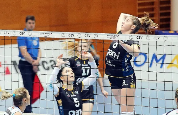 Med najboljšimi Novogoričankami v osmini finala pokala Challenge sta bili Klara Perić (5) in Mirta Velikonja Grbac (v skoku).