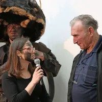  Avtorica razstave Adela Pukl, ki so jo škoromati “olisali”, se je 
pogovorila z Alojzom Tomažičem, ki ga je do solz ganil pogled na 
svojo škoromatsko kapo - muzeju jo je predal pred  56 leti. 