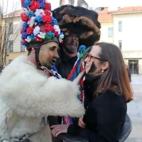  Avtorica razstave Adela Pukl se je na prvi “teren” ob začetku 
svojega dela v Slovenskem etnografskem muzeju pred devetimi 
leti  odpravila v Hrušico, kjer so jo škoromati namazali s sajami (gre 
za starodaven običaj spodbujanja plodnosti). Škoromatom je 
danes povedala, da ima njen sin točno devet let.    