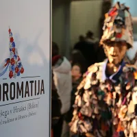 Zvonci, maske, klešče in tudi solze