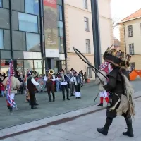 Zvonci, maske, klešče in tudi solze