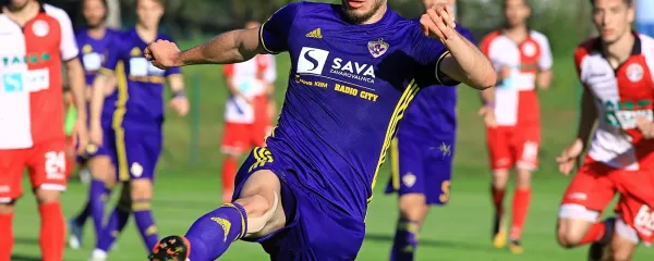 Jan Mlakar se je dokazoval v primaveri Fiorentine, potem pa se 
je vrnil v Slovenijo in člansko kariero nadaljuje v dresu 
Maribora. V januarskem prestopnem roku je podpisal za 
angleškega prvoligaša Brighton, kamor se bo podal poleti. 