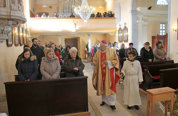Obnovljeno notranjost cerkve sv. Krizogona v Hrušici je minulo
nedeljo blagoslovil koprski škof msgr. Jurij Bizjak.