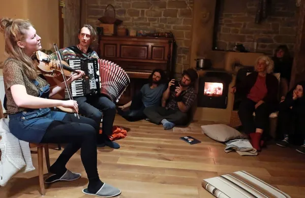 Na gosli je zaigrala Claudia Schwab  ter jodlala v družbi harmonikarja Matije Solceta in drugih.  