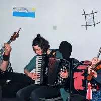 Dan Wall in  Magdalena Kriss sta  duhovita in družbenokritična.  



