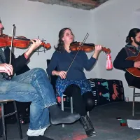 Godalni trio De Schnofler z Dunaja iz glasbil izvablja tudi zelo neobičajne zvoke. 