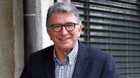 Tomislav Klokočovnik, predstojnik kliničnega oddelka za kirurgijo  
srca in ožilja v ljubljanskem   kliničnem centru (UKC) in  glavni 
kardiokirurg,  je minuli teden sporočil, da odhaja iz   te klinike,  saj 
ga je prizadelo pritožno  pismo podrejenih. 